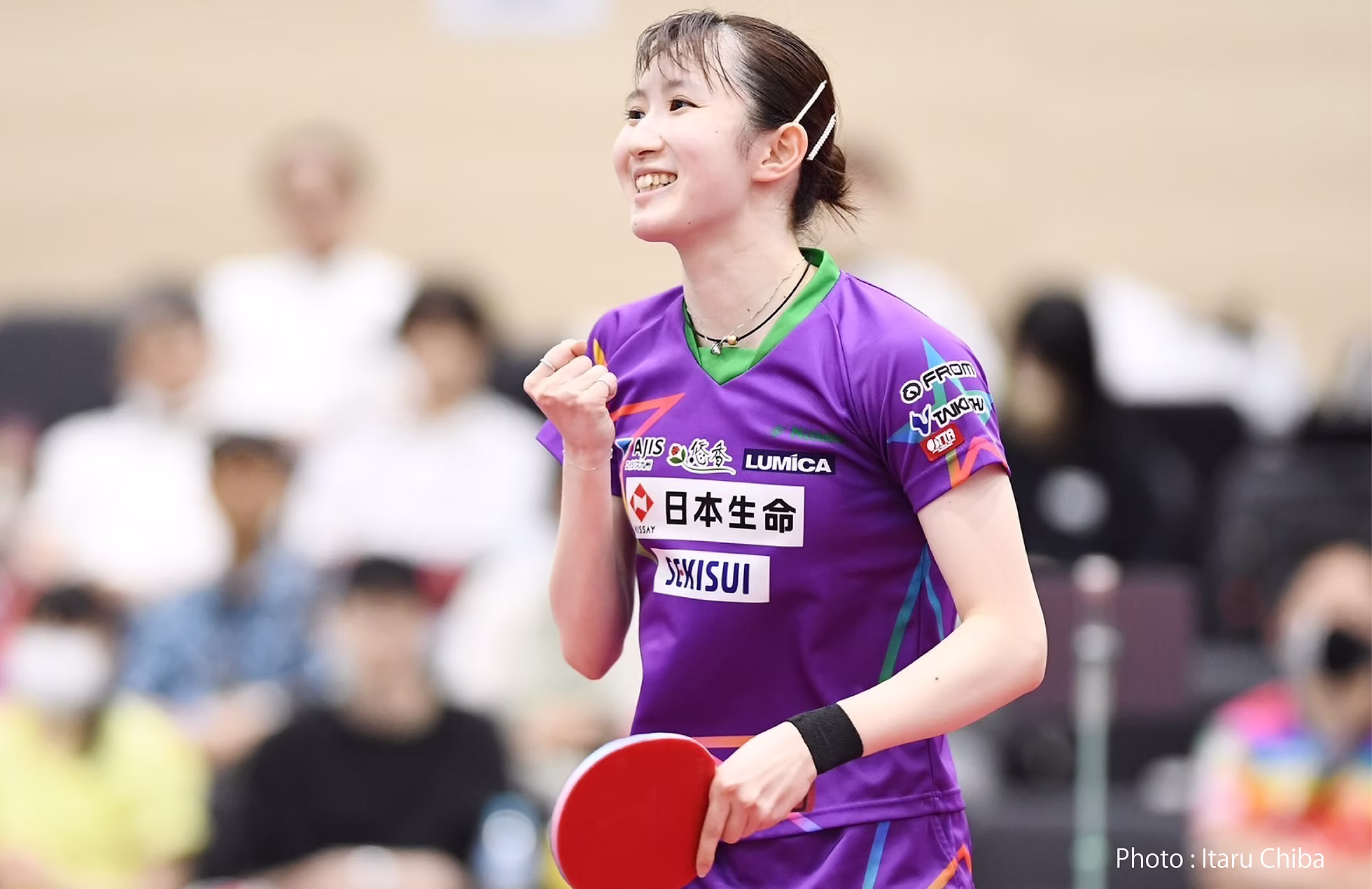 ラケットを手に笑顔を見せる早田ひな選手