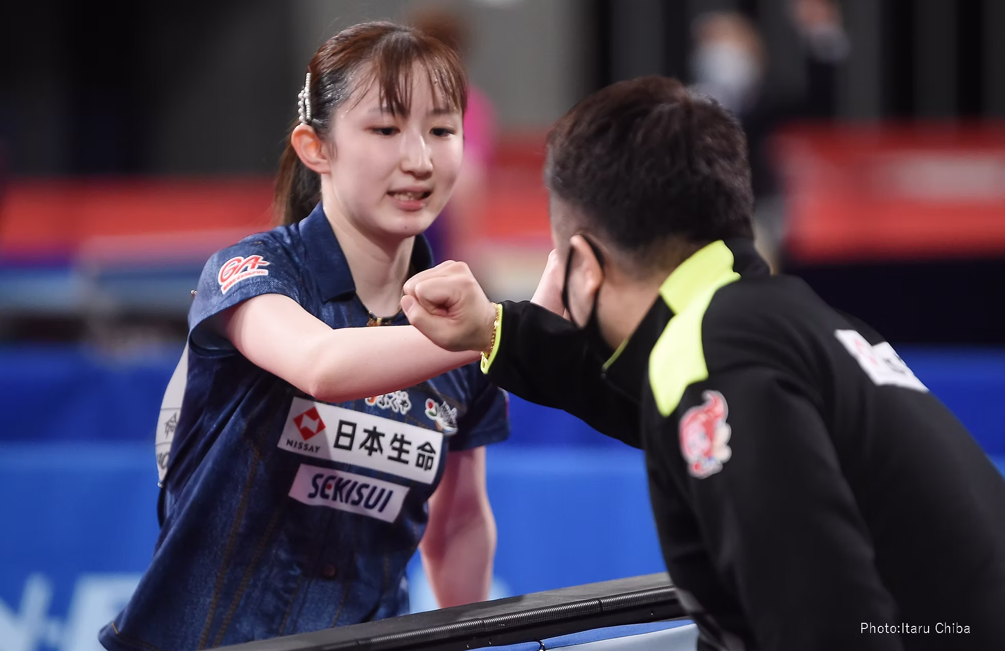 試合後にスタッフと拳を合わせる早田ひな選手