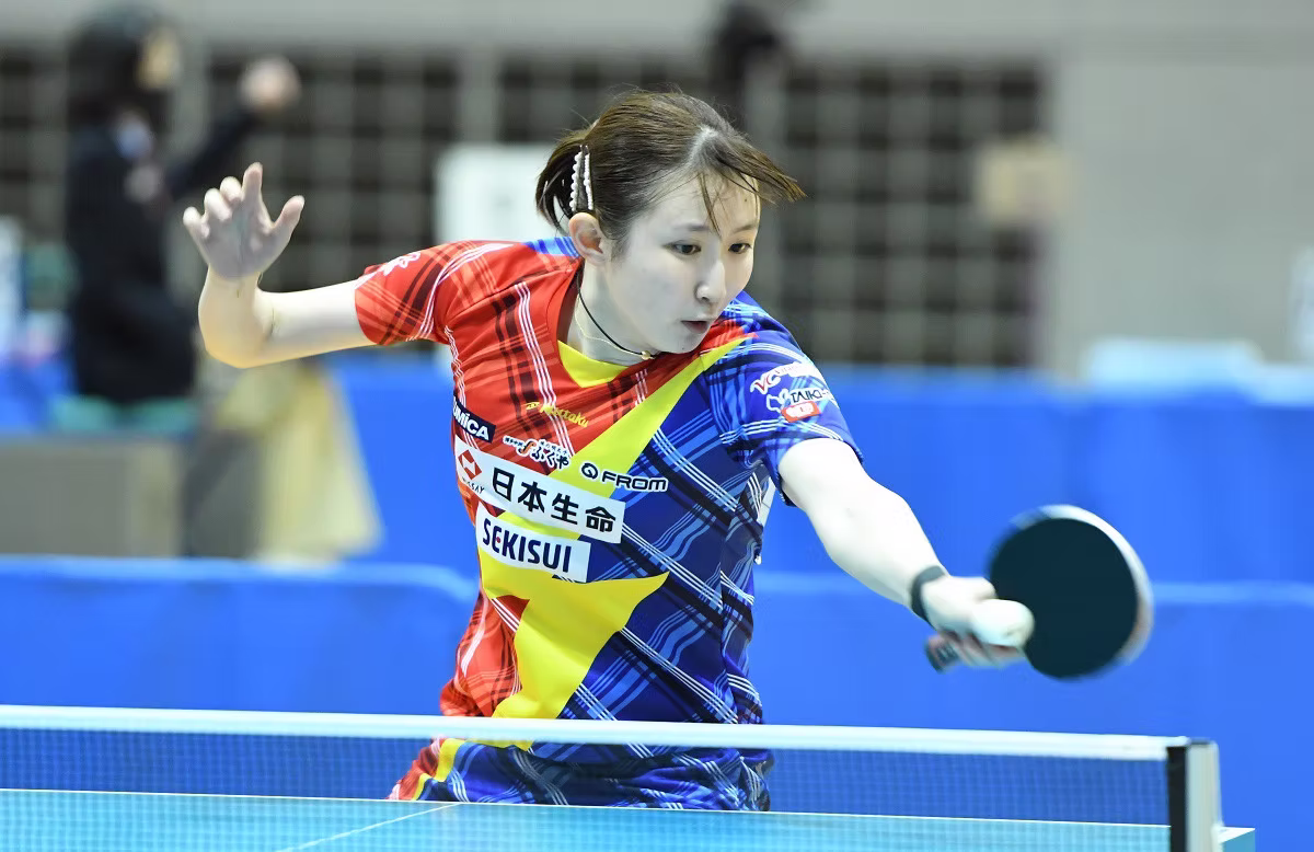 卓球の試合でラケットを構える早田ひな選手